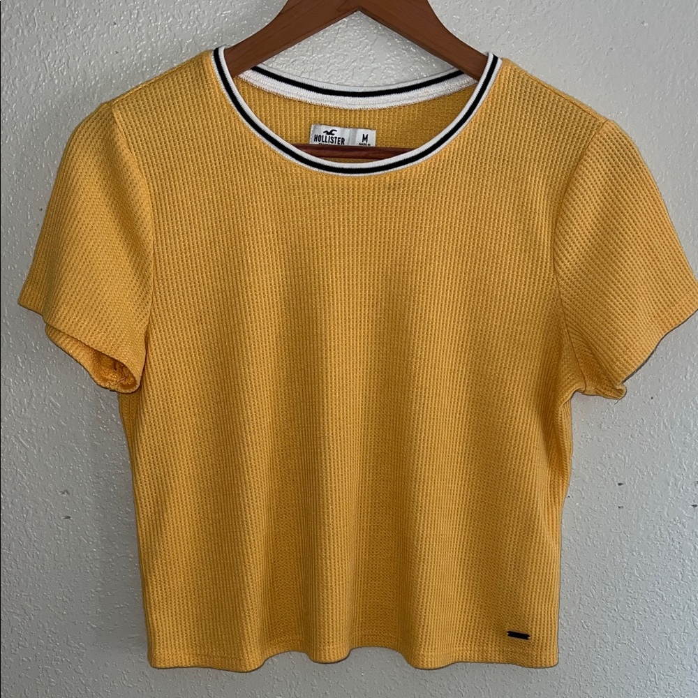 Hollister Women's Mustard Short Sleeve Tee